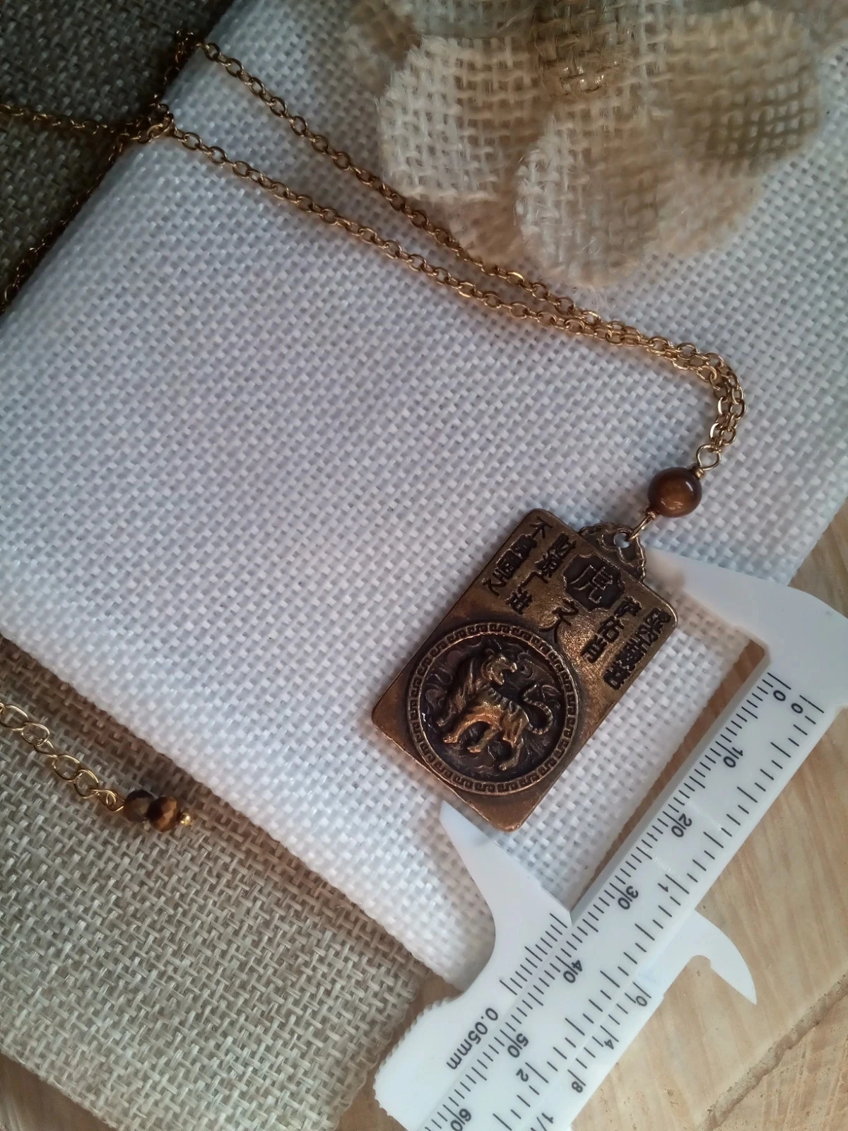 Collier pierre oeil de tigre et médaillon signe chinois tigre – photo 3